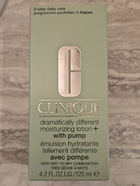 Clinique Moisturizing Lotion+ Pump in Pale Green